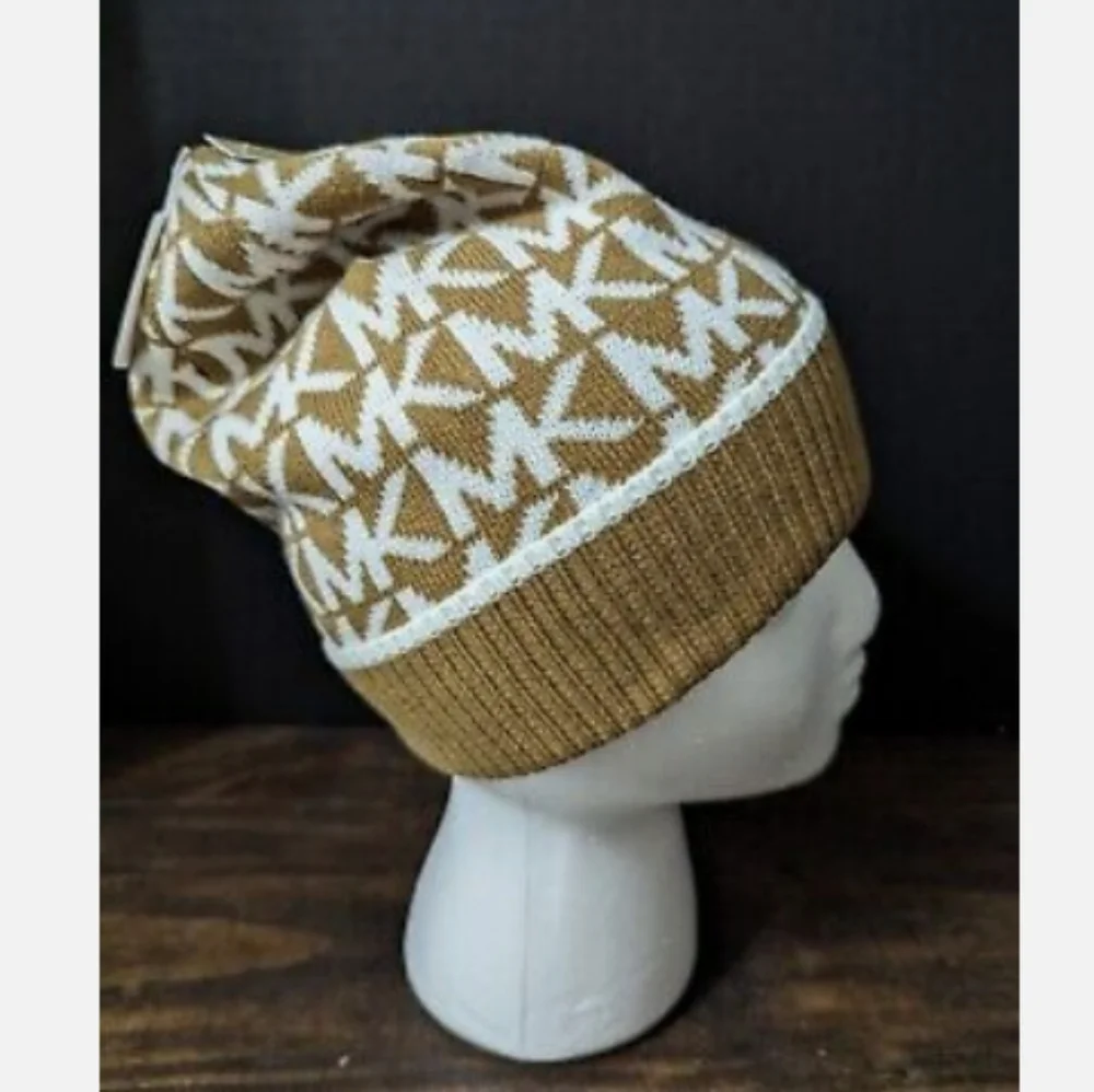 Michael kors ladies Hat Scarf and Gloves set - Picture 6 of 8